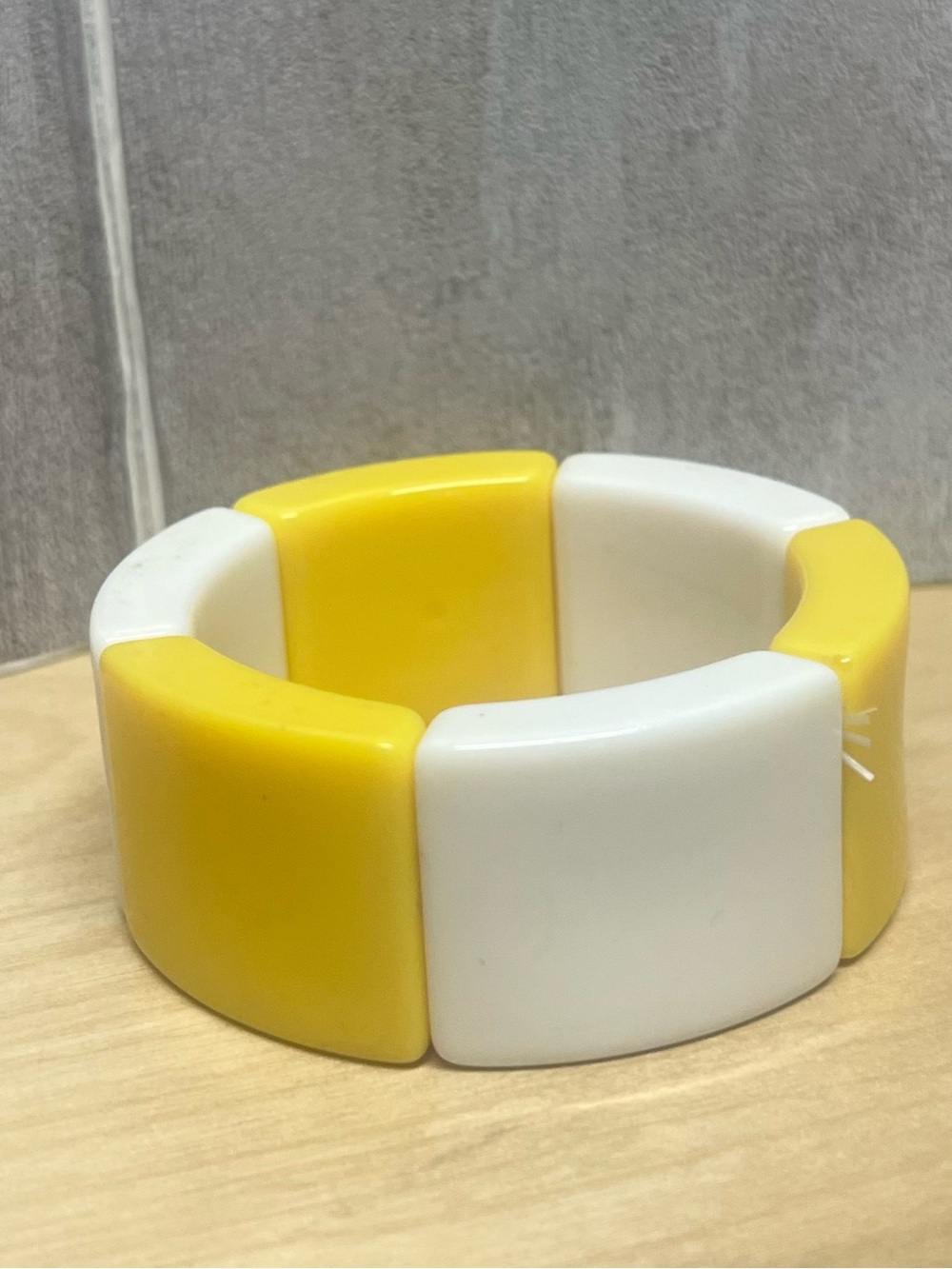 Vintage Mod Yellow and White Stretch Bracelet Acrylic Plastic
